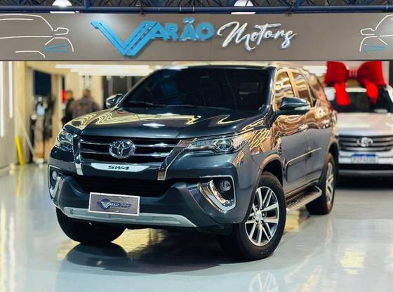 TOYOTA HILUX SW4 2.8 SRX 4X4 7 LUGARES 16V TURBO INTERCOOLER DIESEL 4P AUTOMÁTICO